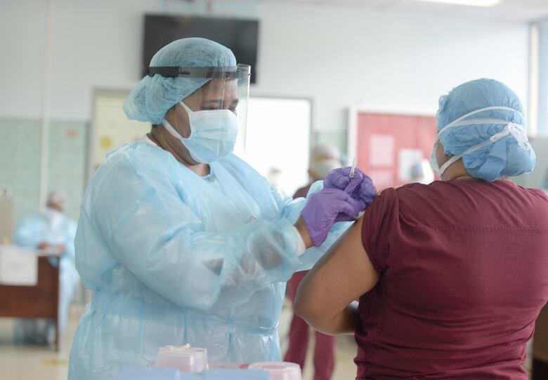 Médicos protestan porque no se les vacunará por ahora