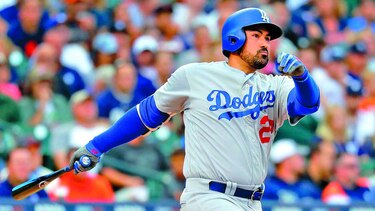 Adrián González se convierte en agente libre