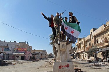 Los rebeldes contraatacan en Siria, pero el régimen avanza