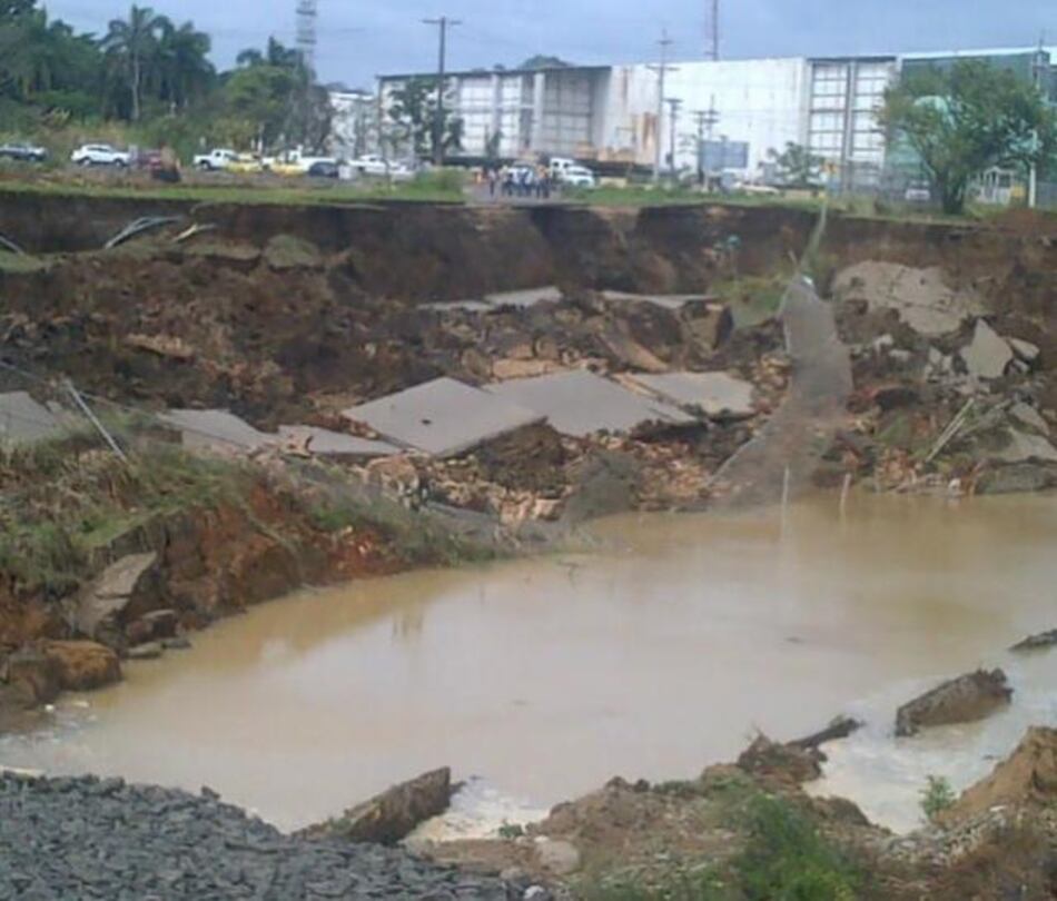 Colapsa vía de acceso a las esclusas de Gatún