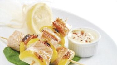 Brochetas de salmón en salsa de yogur y garbanzos