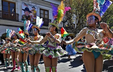 Entre música y coloridos trajes, bolivianos reivindican danza andina en disputa con Perú