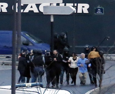 Liberan a rehenes en París; policía mata a los terroristas que atacaron la revista Charlie Hebdo