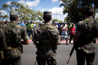 Bolsonaro sube salarios a la Policía Federal