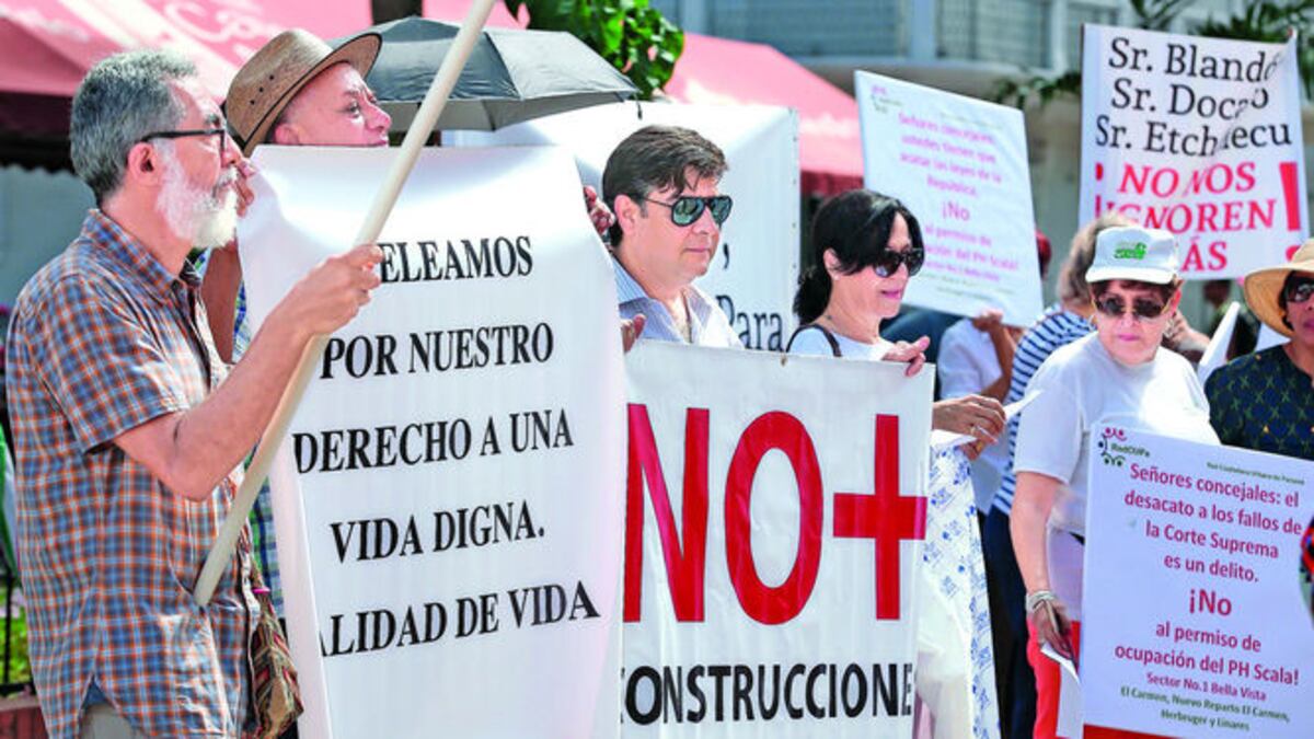 En los últimos meses los miembros de la Red Ciudadana Urbana han emprendido acciones contra varias construcciones. Incluso el pasado 13 de septiembre protestaron frente