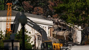 Quién paga el salón de baile que Trump está construyendo y por el que ha empezado a demoler parte de la Casa Blanca