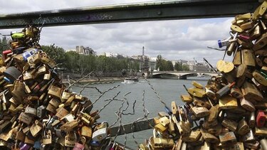 El Puente de las Artes de París se libera de los  candados del amor