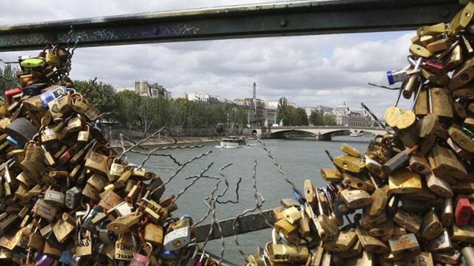 El Puente de las Artes de París se libera de los candados del amor