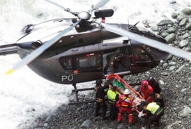 Mueren 48 personas al caer autobús a un abismo en Perú