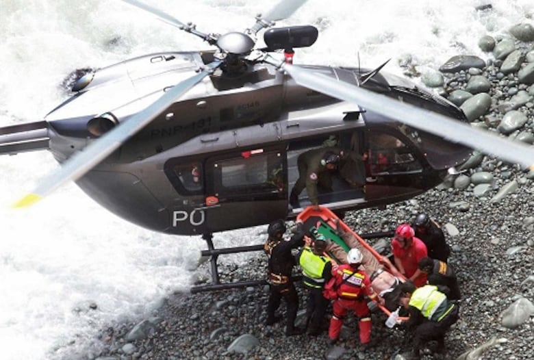 Mueren 48 personas al caer autobús a un abismo en Perú