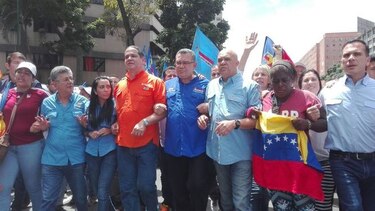 Oposición venezolana exige en las calles revocatorio