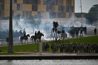 Al menos 300 bolsonaristas fueron detenidos por intento de golpe de Estado en Brasil