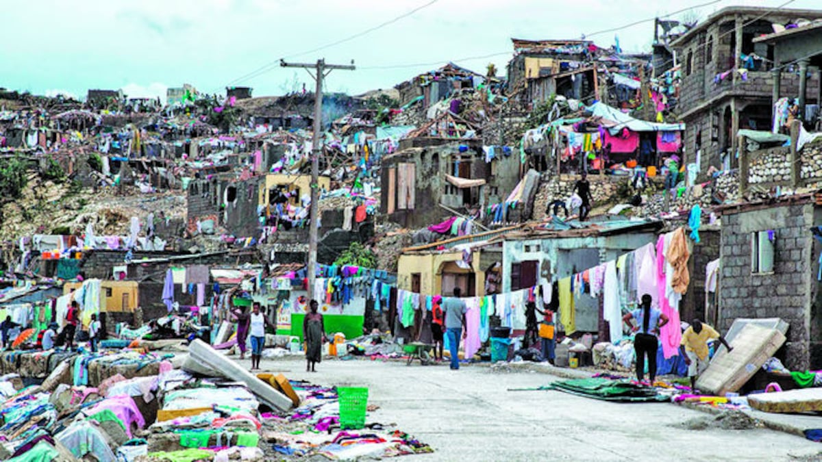 En la ciudad haitiana de Jeremie, una de las localidades que más sufrió de la categoría cuatro del huracán Matthew, muchos damnificados viven a la intemperie.