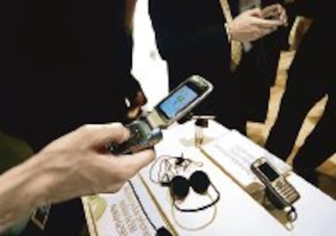 Clientes cautivos, tarifas de lujo: el alto precio de proteger el duopolio telefónico