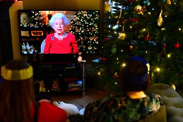 Isabel II confiesa en su mensaje de Navidad que ‘echa de menos’ a su esposo Felipe