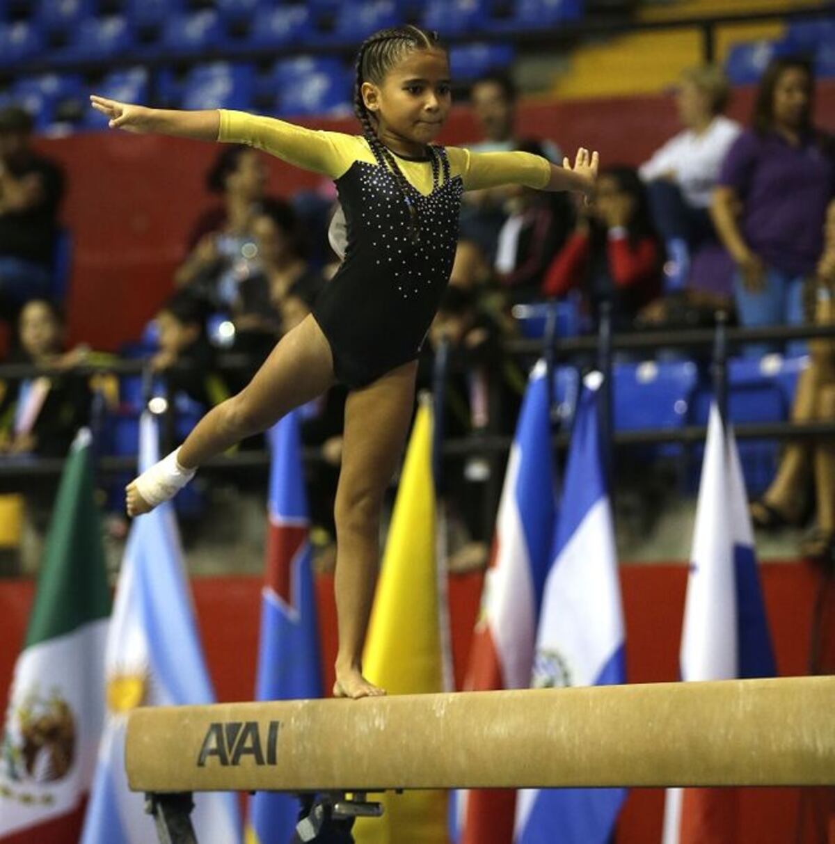 La gimnasta María Isabella Herrera Hernández, de la Academia IGA, realiza su rutina.
