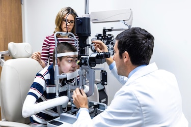 Un menor recupera la vista gracias a una pionera terapia génica ocular en Miami