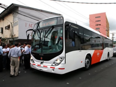 Papadimitriu presenta primer bus del nuevo sistema de transporte