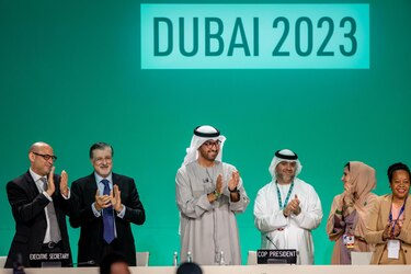 La COP28 cierra con un acuerdo “histórico” que intentará dejar atrás a los combustibles fósiles