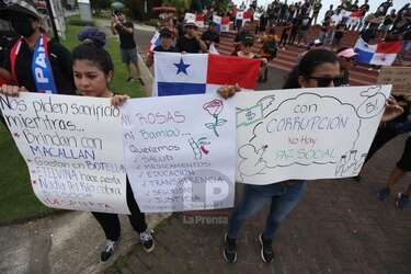 ‘Somos patriotas, no vende patria’, gritan numerosos ciudadanos en la cinta costera