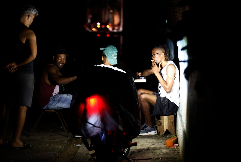 Calles espectrales y cena en hogueras: Una noche a oscuras en el gran apagón de Cuba
