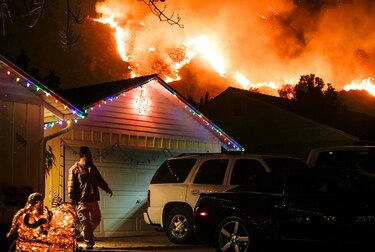 Vientos avivan incendios forestales en el sur de California