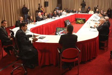 Diálogo entre gobierno y oposición en Venezuela causa dudas