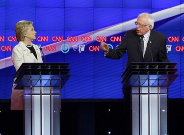 Video: Clinton y Sanders se disparan munición gruesa durante debate
