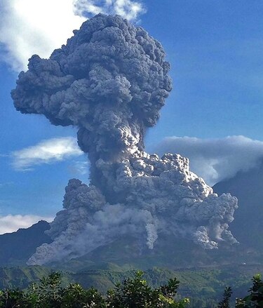 Fuerte erupción en volcán Santiaguito en Guatemala