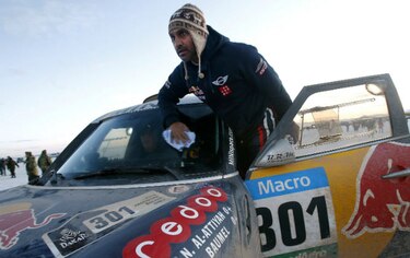Al-Attiyah amplía su ventaja en autos; Coma mantiene el paso