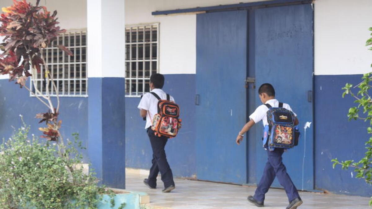 Ordenan cierre de escuela tras incendio de vertedero municipal