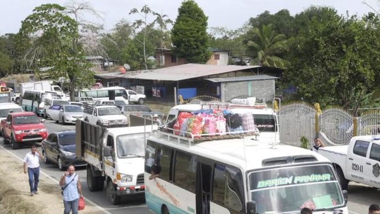 Arroceros cierran la carretera Panamericana
