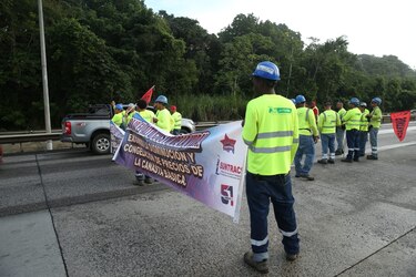 Obreros protestan en distintos puntos del país para rechazar el contrato minero