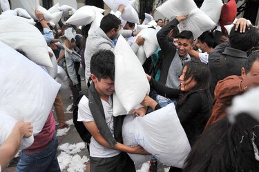 Fotos: Colombianos realizan multitudinaria guerra de almohadas a favor de la paz