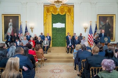 Leo Messi, Hillary Clinton, Denzel Washington, Magic Johnson, entre los galardonados por el presidente Joe Biden