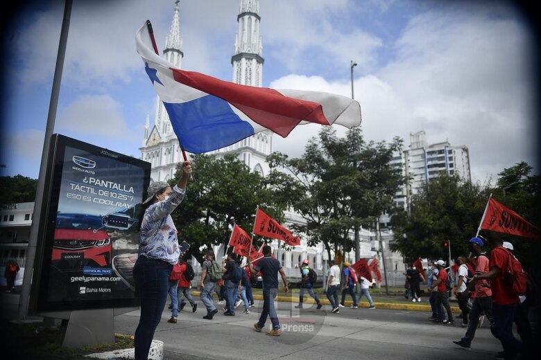 Educadores y obreros de la construcción marchan hacia la plaza 5 de mayo, cerca a la Asamblea Nacional