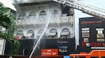 Bomberos sofocan fuego en edificio frente a plaza 5 de Mayo; hay unos 60 damnificados