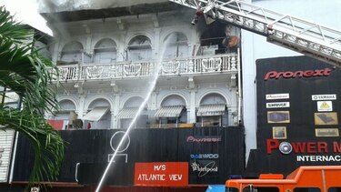 Bomberos sofocan fuego en edificio frente a plaza 5 de Mayo; hay unos 60 damnificados