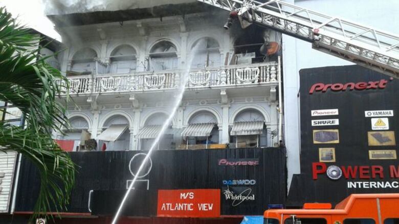 Bomberos sofocan fuego en edificio frente a plaza 5 de Mayo; hay unos 60 damnificados