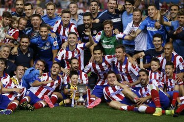 Atlético vence al Real Madrid y levanta la Supercopa de España
