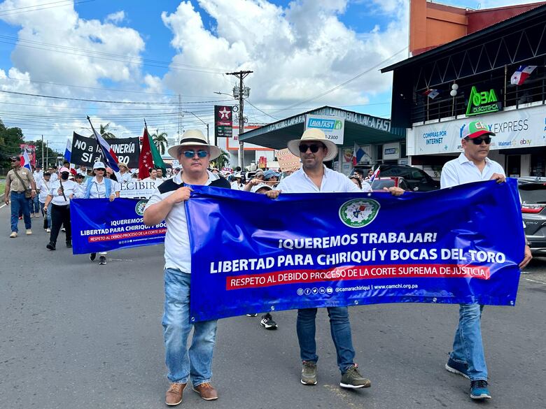 Chiricanos y bocatoreños exigen el libre tránsito y solución a la crisis