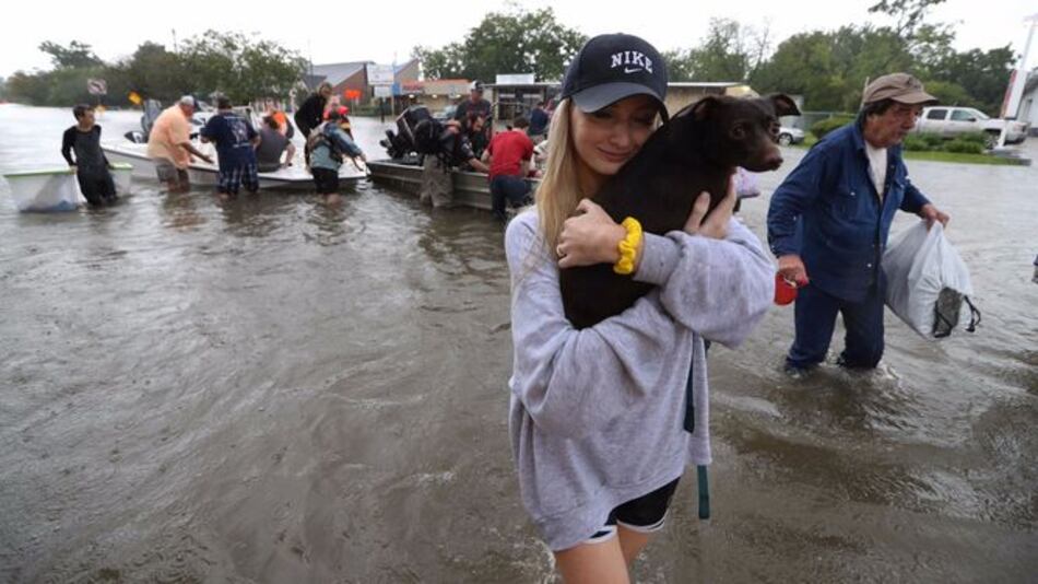 Inundaciones fuerzan el cierre del principal aeropuerto de Houston