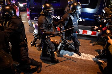 Sexta noche de protestas en Barcelona por el encarcelamiento de rapero