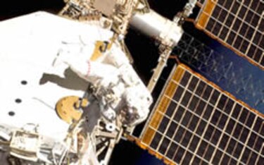 Astronautas realizan última caminata espacial