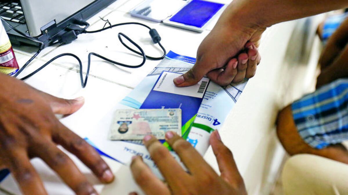 El proceso incluyó la toma de huellas digitales. Los boletos son personales e intransferibles.