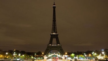 La Torre Eiffel, a oscuras en homenaje a víctimas del atentado de Londres
