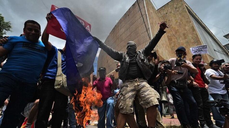 Manifestantes reclaman la salida del presidente hondureño por acusación de narcotráfico