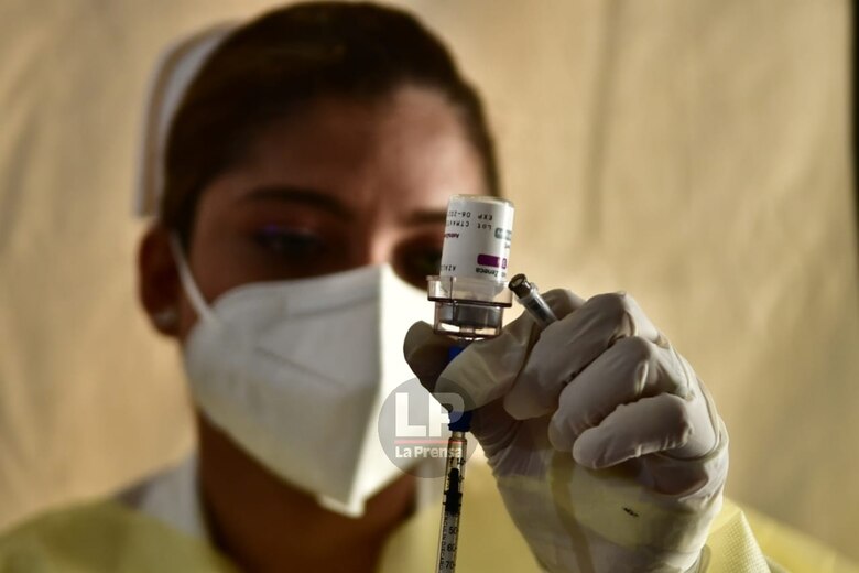 Se aplican 727 dosis de la vacuna AstraZeneca en el auto rápido del Rommel Fernández