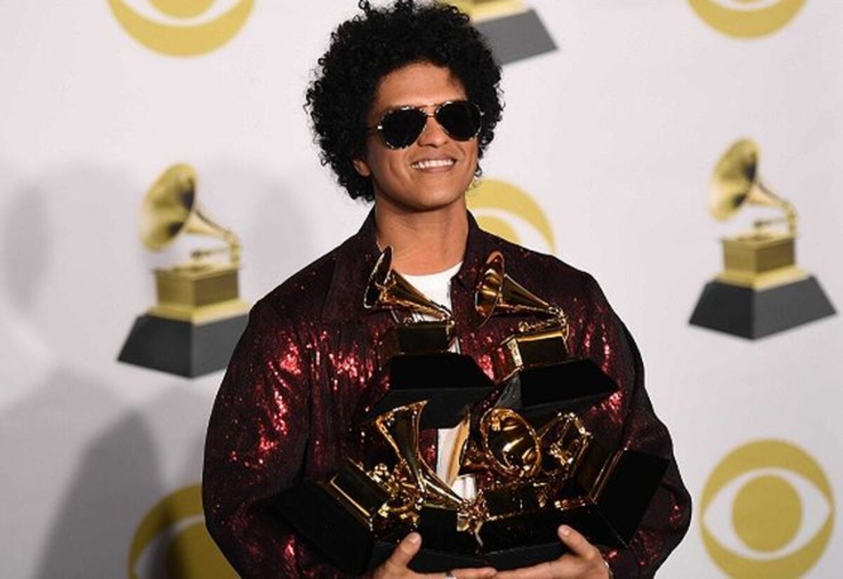 Bruno Mars arrolló al hit viral puertorriqueño 'Despacito' y acaparó este domingo cinco Grammys.