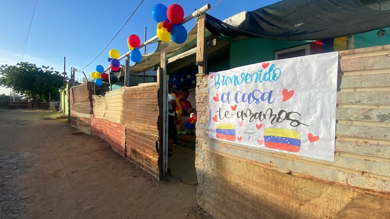 “Es un infierno lo que vivimos en El Salvador”: un barrio de Venezuela festeja el regreso de 4 repatriados que denuncian abusos en el CECOT